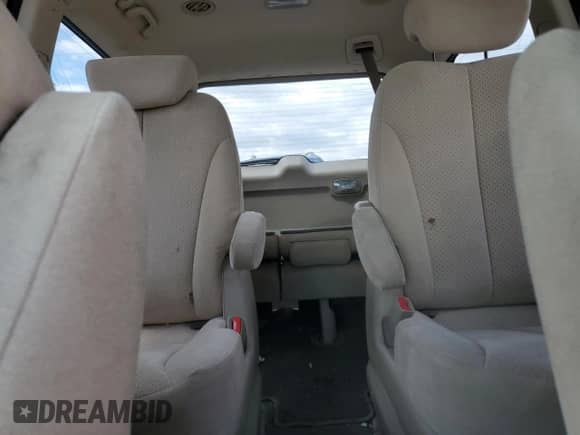 2008 Hyundai Entourage GLS z VIN KNDMC233686053031, wystawiony jako Copart lot #58337575 z przebiegiem 183 288 mil mil oraz Szkoda całkowita • Salvage title. Historia ofert i sprzedaży dostępna na DreamBid. Obrazek 10.