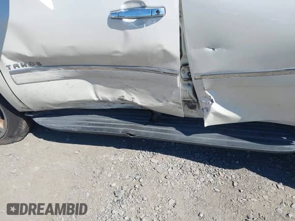 2013 Chevrolet Tahoe LTZ z VIN 1GNSKCE07DR184035, wystawiony jako IAAI lot #42744928 z przebiegiem 229 596 mil mil oraz . Historia ofert i sprzedaży dostępna na DreamBid. Obrazek 6.