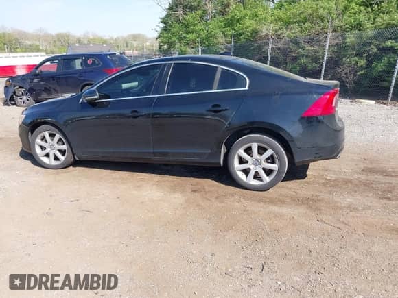 2016 Volvo S60 T5 Drive-E Premier z VIN YV126MFK8G2412344, wystawiony jako IAAI lot #42108519 z przebiegiem 129 579 mil mil oraz . Historia ofert i sprzedaży dostępna na DreamBid. Obrazek 3.