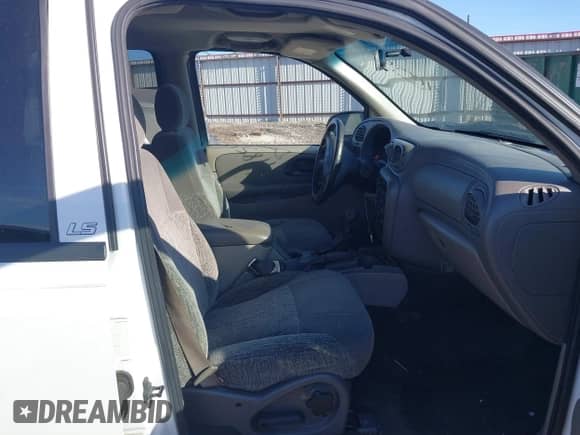 2002 Chevrolet TrailBlazer LTZ z VIN 1GNDT13S122484724, wystawiony jako IAAI lot #41855912 z przebiegiem 216 783 mil mil oraz . Historia ofert i sprzedaży dostępna na DreamBid. Obrazek 5.