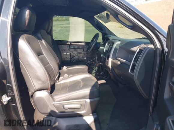 2014 Ram 1500 Express z VIN 3C6JR6AT5EG305140, wystawiony jako IAAI lot #42444478 z przebiegiem 140 072 mil mil oraz . Historia ofert i sprzedaży dostępna na DreamBid. Obrazek 5.