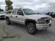 2005 GMC Sierra 1500 SLE z VIN 2GTEK13T151150626, wystawiony jako Copart lot #84979765 z przebiegiem 148 078 mil mil oraz Czysty tytuł • Clean title. Historia ofert i sprzedaży dostępna na DreamBid. Obrazek 4.