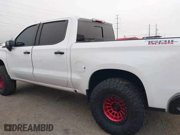 2024 Chevrolet Silverado 1500 LT Trail Boss z VIN 3GCUDFE81RG231196, wystawiony jako IAAI lot #41242013 z przebiegiem 14 747 mil mil oraz . Historia ofert i sprzedaży dostępna na DreamBid. Obrazek 14.