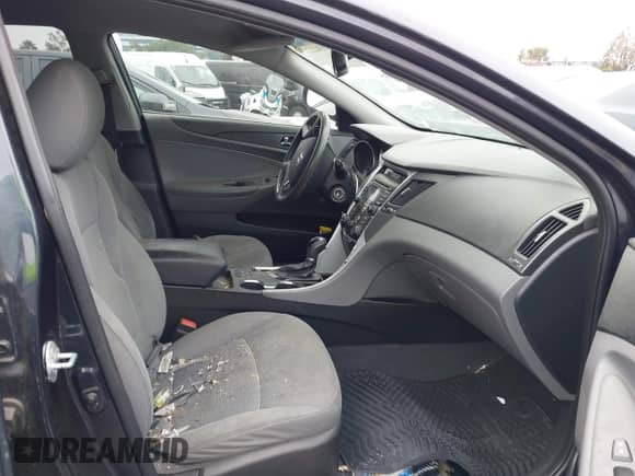 2013 Hyundai Sonata GLS z VIN 5NPEB4AC5DH749725, wystawiony jako IAAI lot #43330217 z przebiegiem 98 835 mil mil oraz . Historia ofert i sprzedaży dostępna na DreamBid. Obrazek 5.