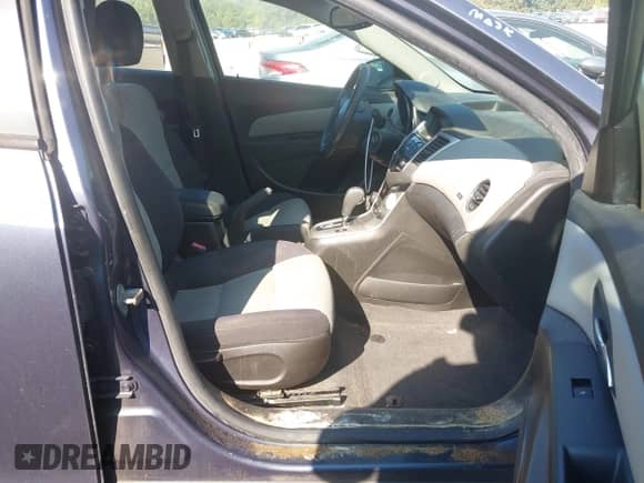 2013 Chevrolet Cruze LS z VIN 1G1PA5SH6D7168517, wystawiony jako IAAI lot #43256208 z przebiegiem 137 199 mil mil oraz . Historia ofert i sprzedaży dostępna na DreamBid. Obrazek 5.