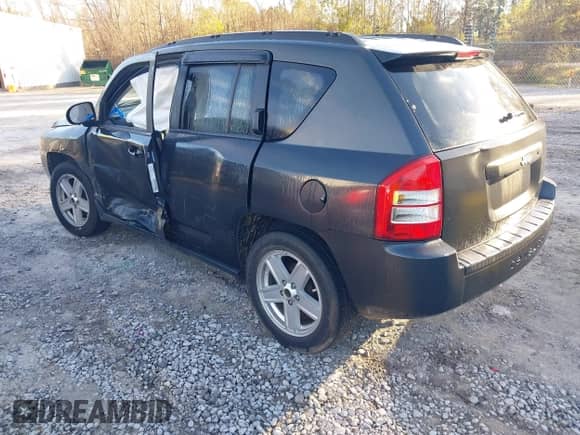 2010 Jeep Compass Sport z VIN 1J4NT1FB0AD677985, wystawiony jako IAAI lot #41348637 z przebiegiem 213 531 mil mil oraz . Historia ofert i sprzedaży dostępna na DreamBid. Obrazek 3.