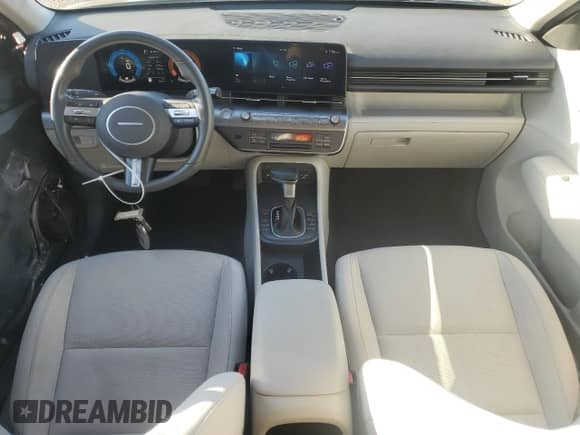 2025 Hyundai Kona SEL z VIN KM8HB3AB7SU216787, wystawiony jako Copart lot #85297515 z przebiegiem 32 167 mil mil oraz Czysty tytuł • Clean title. Historia ofert i sprzedaży dostępna na DreamBid. Obrazek 8.