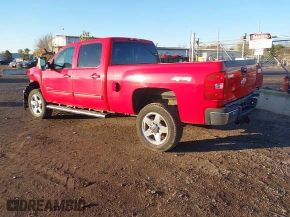 2011 Chevrolet Silverado 2500HD LTZ z VIN 1GC1KYCG6BF262384, wystawiony jako IAAI lot #43500521 z przebiegiem 83 037 mil mil oraz . Historia ofert i sprzedaży dostępna na DreamBid. Obrazek 3.