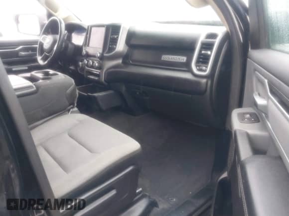 2020 Ram 1500 Big Horn z VIN 1C6RREFG1LN333692, wystawiony jako IAAI lot #41517721 z przebiegiem 67 046 mil mil oraz . Historia ofert i sprzedaży dostępna na DreamBid. Obrazek 5.