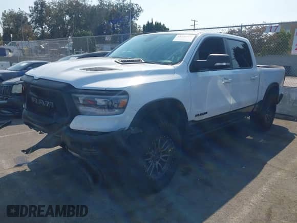 2020 Ram 1500 Rebel z VIN 1C6SRFLT5LN214584, wystawiony jako IAAI lot #43186902 z przebiegiem 82 036 mil mil oraz . Historia ofert i sprzedaży dostępna na DreamBid. Obrazek 2.