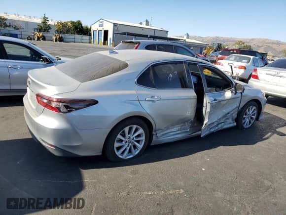 2021 Toyota Camry LE z VIN 4T1C11AK0MU469339, wystawiony jako Copart lot #69966615 z przebiegiem 115 084 mil mil oraz Szkoda całkowita • Salvage title. Historia ofert i sprzedaży dostępna na DreamBid. Obrazek 3.