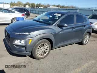 2021 Hyundai Kona SEL z VIN KM8K2CAA5MU718004, wystawiony jako Copart lot #87082665 z przebiegiem 57 972 mil mil oraz Szkoda całkowita • Salvage title. Historia ofert i sprzedaży dostępna na DreamBid. Obrazek 1.
