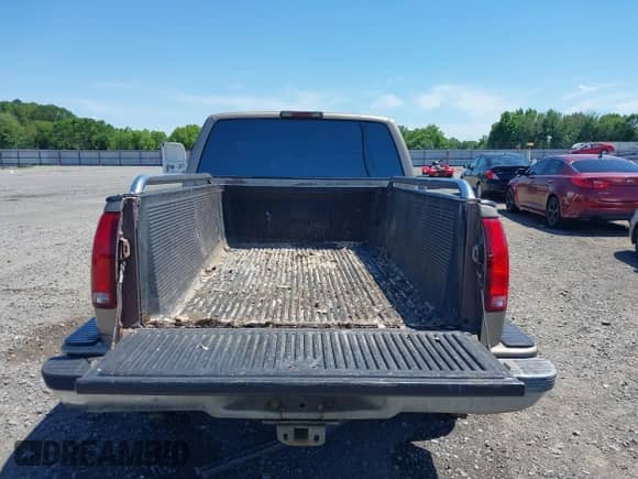 1994 GMC Sierra 1500 z VIN 2GTEC19K7R1555049, wystawiony jako IAAI lot #42316465 z przebiegiem 242 883 mil mil oraz . Historia ofert i sprzedaży dostępna na DreamBid. Obrazek 17.