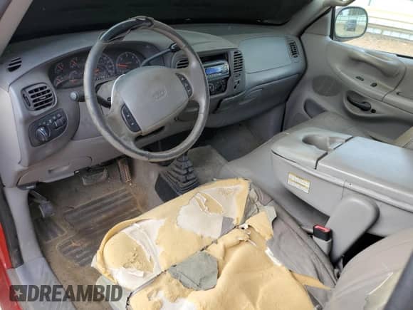 1998 Ford F-150 XL z VIN 1FTDX18W8WNA12677, wystawiony jako Copart lot #78237504 z przebiegiem 175 560 mil mil oraz Czysty tytuł • Clean title. Historia ofert i sprzedaży dostępna na DreamBid. Obrazek 8.