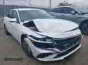 2024 Hyundai Elantra SEL z VIN KMHLM4DG4RU806568, wystawiony jako IAAI lot #43312356 z przebiegiem 22 157 mil mil oraz . Historia ofert i sprzedaży dostępna na DreamBid. Obrazek 1.