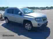 2016 Jeep Compass Latitude z VIN 1C4NJCEA2GD735121, wystawiony jako IAAI lot #43277501 z przebiegiem 162 363 mil mil oraz . Historia ofert i sprzedaży dostępna na DreamBid. Obrazek 1.