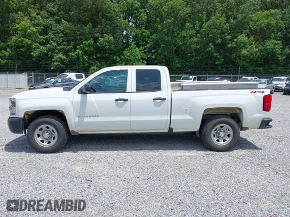 2019 Chevrolet Silverado 1500 Work Truck z VIN 2GCVKNECXK1105765, wystawiony jako IAAI lot #42530346 z przebiegiem 122 165 mil mil oraz . Historia ofert i sprzedaży dostępna na DreamBid. Obrazek 14.