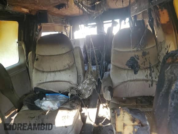 1996 Chevrolet Chevy Van z VIN 1GBFG15R7T1013186, wystawiony jako Copart lot #65969645 z przebiegiem Nie podano mil oraz Czysty tytuł • Clean title. Historia ofert i sprzedaży dostępna na DreamBid. Obrazek 10.