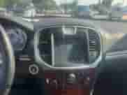 2012 Chrysler 300 Limited z VIN 2C3CCACG7CH243246, wystawiony jako Copart lot #91070925 z przebiegiem 93 469 mil mil oraz Czysty tytuł • Clean title. Historia ofert i sprzedaży dostępna na DreamBid. Obrazek 9.