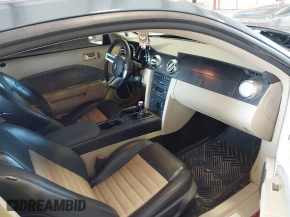 2007 Ford Mustang GT Deluxe z VIN 1ZVHT82H375269051, wystawiony jako IAAI lot #43065551 z przebiegiem 94 434 mil mil oraz . Historia ofert i sprzedaży dostępna na DreamBid. Obrazek 5.