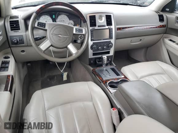 2010 Chrysler 300 C Hemi с VIN 2C3CA6CT2AH274580, выставлен на аукционе Copart как лот 83861665 с пробегом 67 154 миль миль и Списание • Salvage title. История ставок и продаж доступна на DreamBid. Изображение 8.