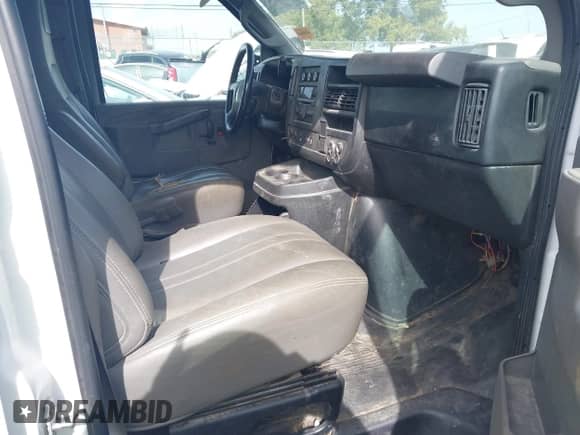 2016 Chevrolet Express Cargo z VIN 1GCWGAFF1G1166491, wystawiony jako IAAI lot #43047940 z przebiegiem 199 509 mil mil oraz . Historia ofert i sprzedaży dostępna na DreamBid. Obrazek 5.