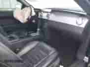 2007 Ford Mustang GT Deluxe z VIN 1ZVHT82H675250977, wystawiony jako IAAI lot #43314696 z przebiegiem 152 490 mil mil oraz . Historia ofert i sprzedaży dostępna na DreamBid. Obrazek 5.