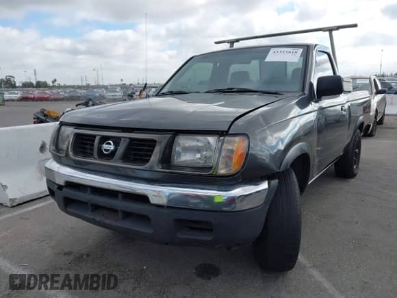 1998 Nissan Frontier XE z VIN 1N6DD21S3WC303229, wystawiony jako IAAI lot #43355818 z przebiegiem 143 251 mil mil oraz . Historia ofert i sprzedaży dostępna na DreamBid. Obrazek 2.