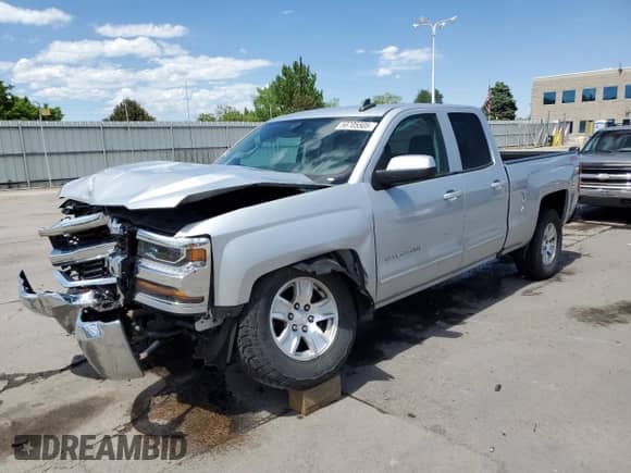 2018 Chevrolet Silverado 1500 LT z VIN 1GCVKREC0JZ180388, wystawiony jako Copart lot #56705505 z przebiegiem 113 827 mil mil oraz Szkoda całkowita • Salvage title. Historia ofert i sprzedaży dostępna na DreamBid. Obrazek 1.