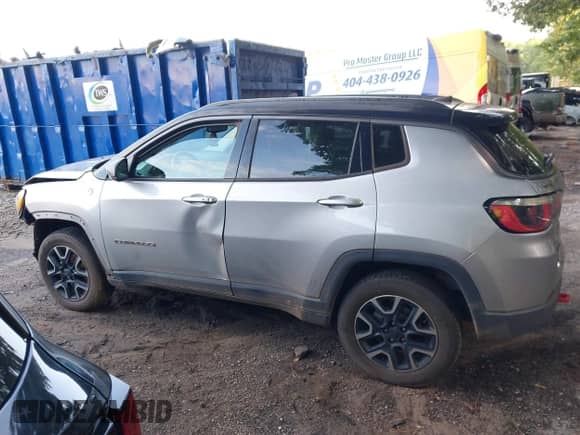 2019 Jeep Compass Trailhawk z VIN 3C4NJDDB2KT722047, wystawiony jako IAAI lot #42800200 z przebiegiem 140 000 mil mil oraz . Historia ofert i sprzedaży dostępna na DreamBid. Obrazek 14.