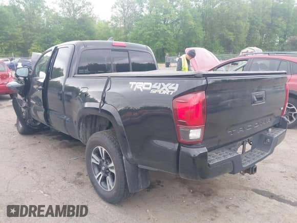 2018 Toyota Tacoma SR5 z VIN 5TFSZ5AN7JX129318, wystawiony jako IAAI lot #42318892 z przebiegiem 78 613 mil mil oraz . Historia ofert i sprzedaży dostępna na DreamBid. Obrazek 3.
