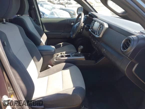 2020 Toyota Tacoma SR5 z VIN 3TMBZ5DN9LM025501, wystawiony jako IAAI lot #42680028 z przebiegiem 109 404 mil mil oraz . Historia ofert i sprzedaży dostępna na DreamBid. Obrazek 5.