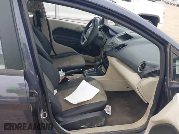 2013 Ford Fiesta S z VIN 3FADP4TJ3DM164974, wystawiony jako IAAI lot #42448979 z przebiegiem 95 560 mil mil oraz . Historia ofert i sprzedaży dostępna na DreamBid. Obrazek 5.