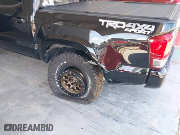 2017 Toyota Tacoma SR5 z VIN 5TFCZ5AN2HX068524, wystawiony jako IAAI lot #42960454 z przebiegiem 106 361 mil mil oraz . Historia ofert i sprzedaży dostępna na DreamBid. Obrazek 6.