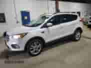 2017 Ford Escape SE z VIN 1FMCU9GD3HUC23096, wystawiony jako Copart lot #87395305 z przebiegiem 131 813 mil mil oraz Czysty tytuł • Clean title. Historia ofert i sprzedaży dostępna na DreamBid. Obrazek 1.