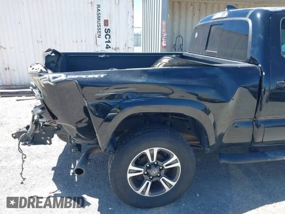 2018 Toyota Tacoma SR5 с VIN 3TMBZ5DN1JM014540, выставлен на аукционе IAAI как лот 42505324 с пробегом 112 990 миль миль и . История ставок и продаж доступна на DreamBid. Изображение 6.