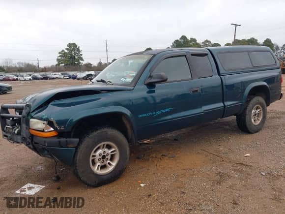 1998 Dodge Dakota SLT z VIN 1B7GG22Y9WS723805, wystawiony jako IAAI lot #41289779 z przebiegiem 234 324 mil mil oraz . Historia ofert i sprzedaży dostępna na DreamBid. Obrazek 2.