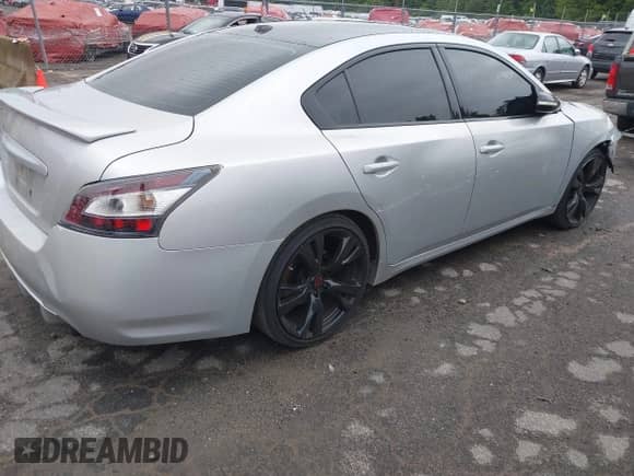 2014 Nissan Maxima S z VIN 1N4AA5AP3EC495087, wystawiony jako IAAI lot #43122516 z przebiegiem 122 886 mil mil oraz . Historia ofert i sprzedaży dostępna na DreamBid. Obrazek 4.