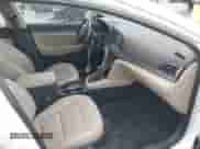 2017 Hyundai Elantra SE z VIN 5NPD84LF5HH052515, wystawiony jako IAAI lot #43431716 z przebiegiem 80 025 mil mil oraz . Historia ofert i sprzedaży dostępna na DreamBid. Obrazek 5.