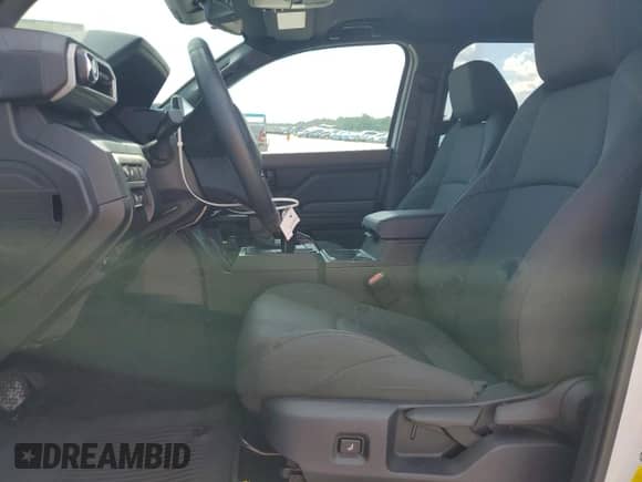 2025 Toyota Tacoma SR с VIN 3TYKD5HN5ST027208, выставлен на аукционе Copart как лот 69146165 с пробегом 4 915 миль миль и Списание • Salvage title. История ставок и продаж доступна на DreamBid. Изображение 7.