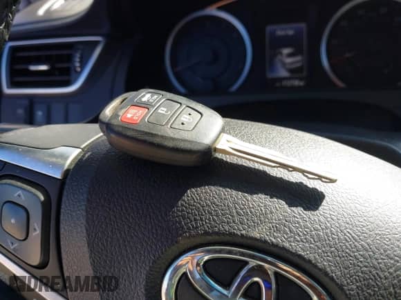 2015 Toyota Camry SE z VIN 4T1BF1FK8FU037736, wystawiony jako IAAI lot #43465661 z przebiegiem 112 758 mil mil oraz . Historia ofert i sprzedaży dostępna na DreamBid. Obrazek 11.