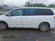 2013 Toyota Sienna LE z VIN 5TDJK3DC9DS055134, wystawiony jako IAAI lot #42255532 z przebiegiem 156 381 mil mil oraz . Historia ofert i sprzedaży dostępna na DreamBid. Obrazek 14.