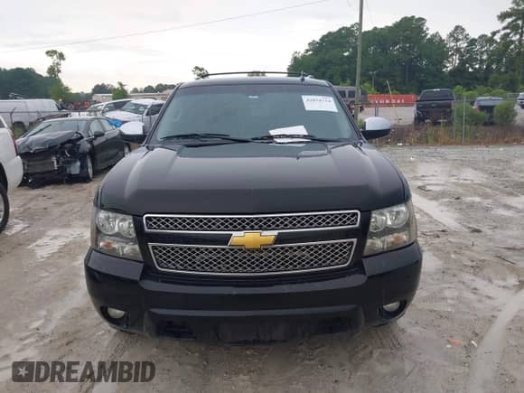 2011 Chevrolet Tahoe LTZ z VIN 1GNSCCE00BR206838, wystawiony jako IAAI lot #42854734 z przebiegiem 266 312 mil mil oraz . Historia ofert i sprzedaży dostępna na DreamBid. Obrazek 12.