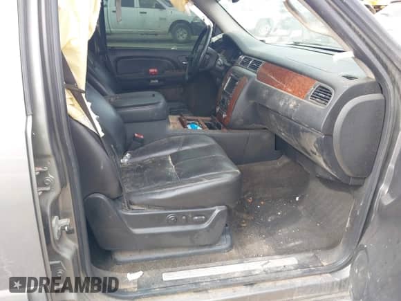 2007 Chevrolet Suburban LT z VIN 1GNFC16057R413155, wystawiony jako IAAI lot #41884665 z przebiegiem 205 038 mil mil oraz . Historia ofert i sprzedaży dostępna na DreamBid. Obrazek 5.