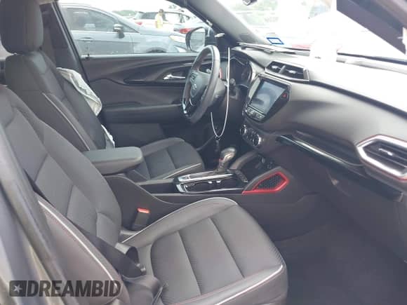2021 Chevrolet TrailBlazer RS z VIN KL79MTSLXMB180082, wystawiony jako IAAI lot #42420266 z przebiegiem 49 514 mil mil oraz . Historia ofert i sprzedaży dostępna na DreamBid. Obrazek 5.