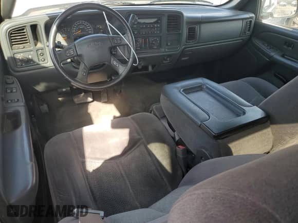 2006 Chevrolet Silverado 1500 Work Truck z VIN 1GCEC19VX6Z214600, wystawiony jako Copart lot #70415005 z przebiegiem 254 222 mil mil oraz Czysty tytuł • Clean title. Historia ofert i sprzedaży dostępna na DreamBid. Obrazek 8.