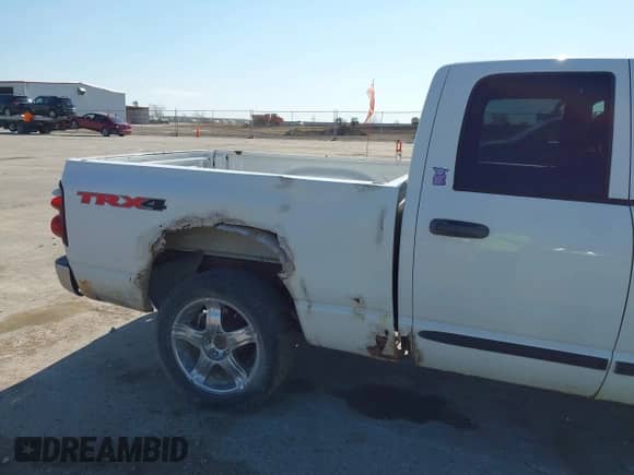 2008 Dodge 1500 SLT z VIN 1D7HU18NX8S632295, wystawiony jako IAAI lot #43440312 z przebiegiem 254 066 mil mil oraz . Historia ofert i sprzedaży dostępna na DreamBid. Obrazek 16.