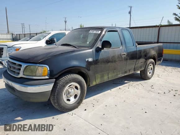 2002 Ford F-150 XL z VIN 1FTRX17282NB99126, wystawiony jako Copart lot #81027325 z przebiegiem 271 648 mil mil oraz Czysty tytuł • Clean title. Historia ofert i sprzedaży dostępna na DreamBid. Obrazek 1.