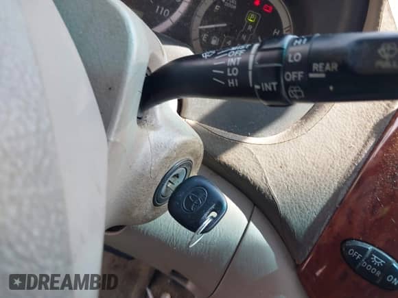 2005 Toyota Sienna XLE z VIN 5TDZA22C05S370201, wystawiony jako IAAI lot #42482161 z przebiegiem 359 646 mil mil oraz . Historia ofert i sprzedaży dostępna na DreamBid. Obrazek 11.