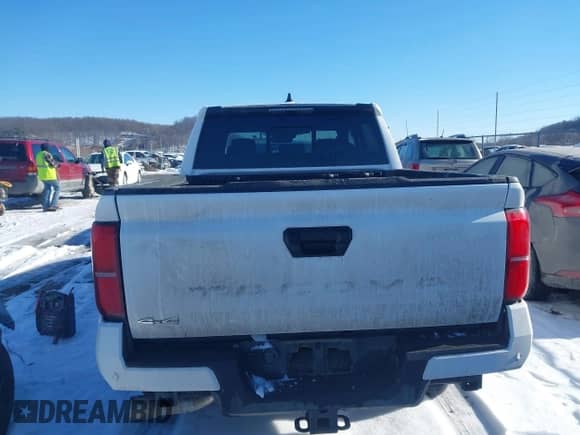 2024 Toyota Tacoma SR5 с VIN 3TMLB5JN6RM000884, выставлен на аукционе IAAI как лот 41369219 с пробегом 9 523 миль миль и . История ставок и продаж доступна на DreamBid. Изображение 17.